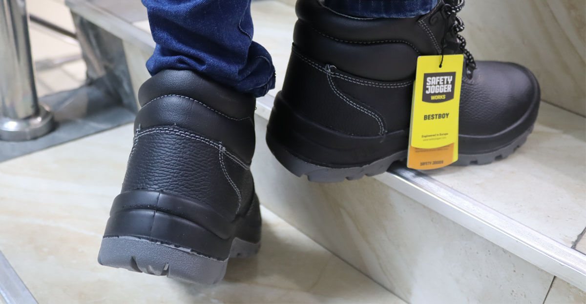 WHY WEAR INDUSTRIAL SAFETY BOOTS?